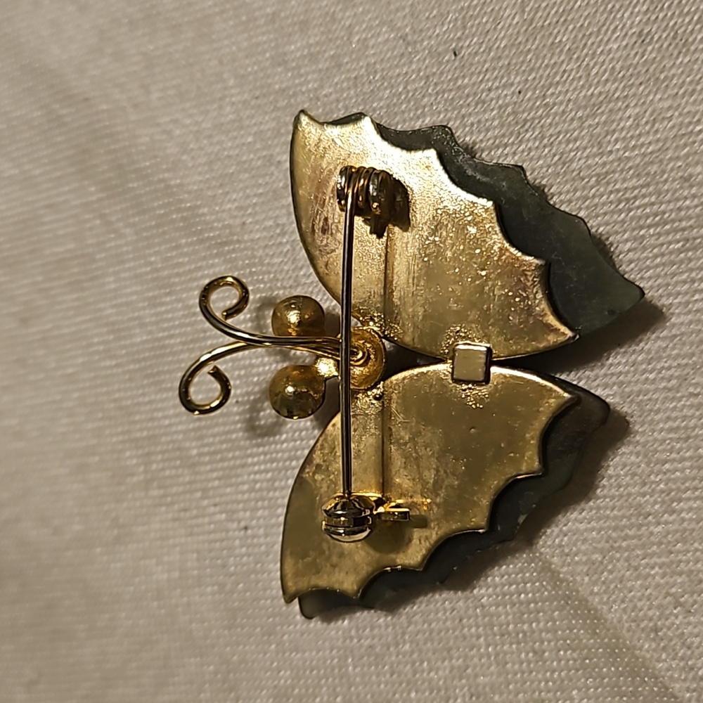 Vintage Jade And Coral Butterfly Pendant with Gold-Tone Metal 60's or 70's Craft - Picture 4 of 4